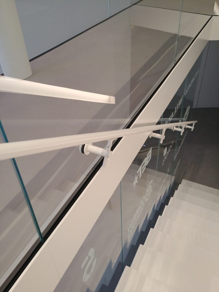 Balustrada szkło bezpieczne przestrzeń biurowa, mocowania i okucia w kolorze białym (007)